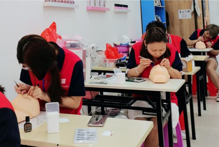 南寧美睫培訓(xùn)學(xué)校，學(xué)專業(yè)美睫技術(shù)