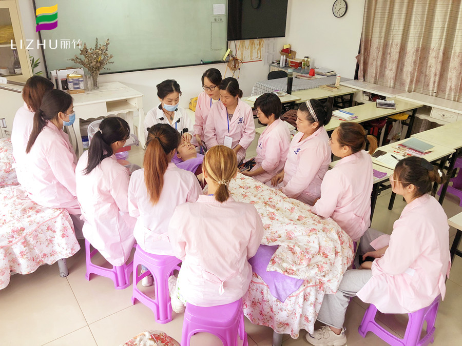 日常眼部保養(yǎng)怎么做？廣西正規(guī)美容學(xué)校給你支招