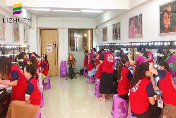 動手對于化妝的重要性，南寧排名前十化妝學(xué)校告訴你