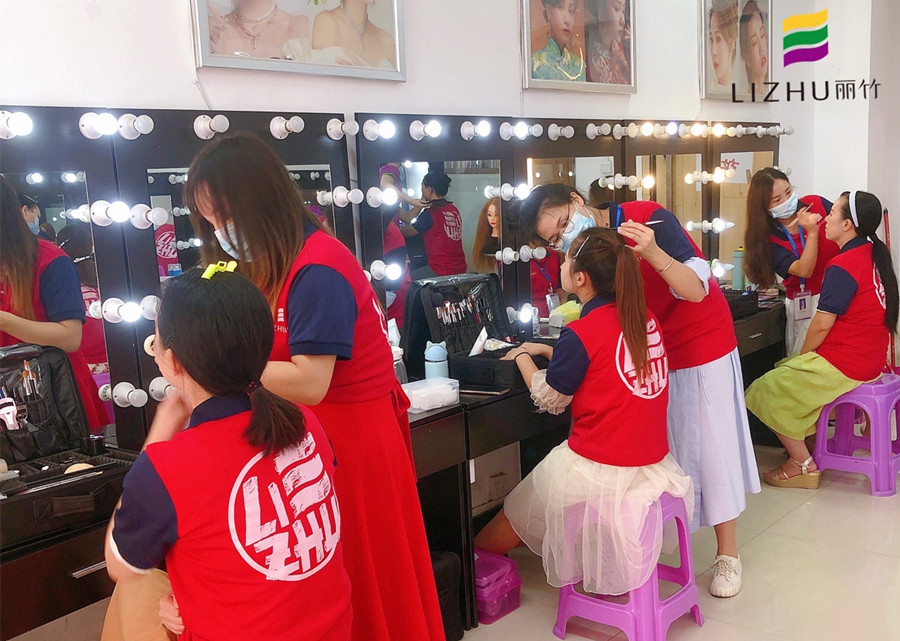 南寧化妝去哪里學(xué)？來麗竹化妝全能班啊