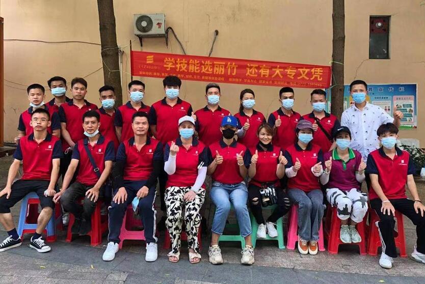 南寧美發(fā)學校外出實踐為居民義務理發(fā)