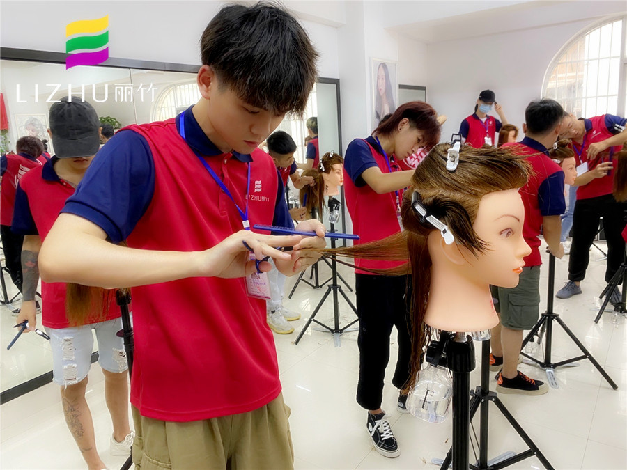 為什么要修剪發(fā)尾？南寧美發(fā)培訓(xùn)學(xué)校告訴你