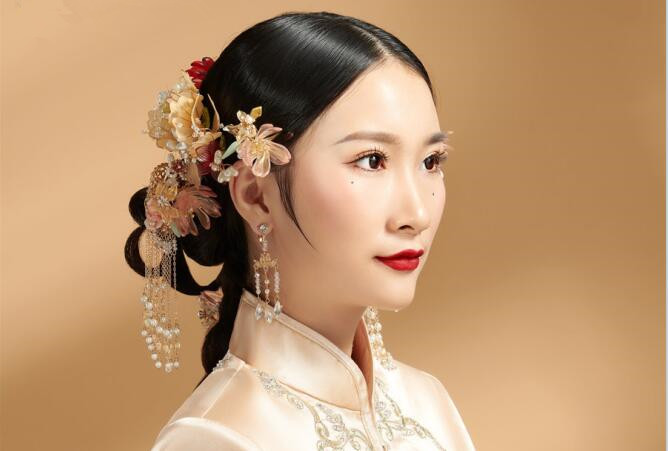 簡約秀禾新娘造型，看南寧化妝學(xué)校哪家有實力