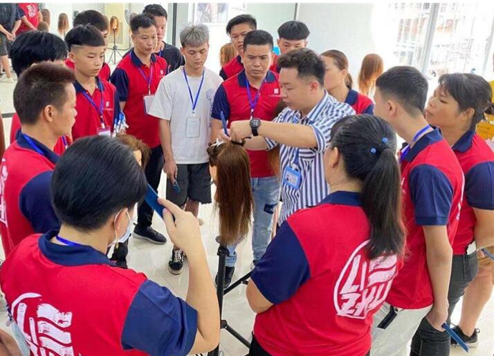 水平線修剪技巧，南寧美發(fā)培訓(xùn)學(xué)校分享給你