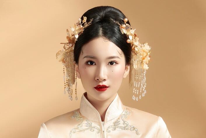 看中式新娘造型魅力，感受南寧化妝學(xué)校實(shí)力