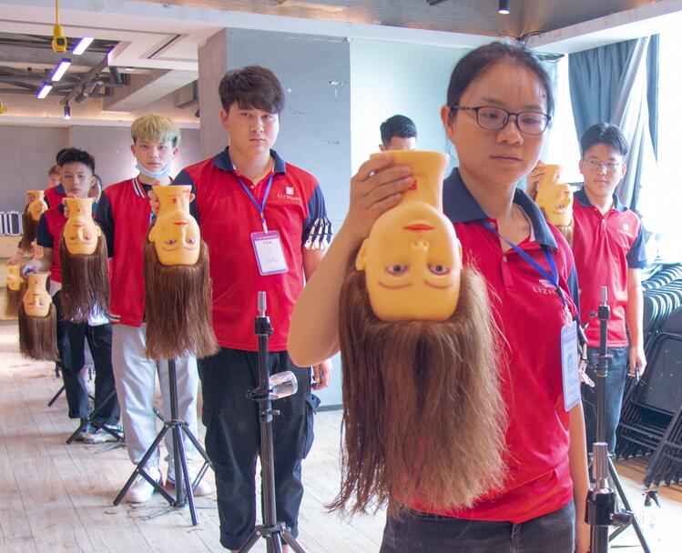 假頭如何梳理頭發(fā)？來(lái)廣西美發(fā)學(xué)習(xí)中心學(xué)習(xí)