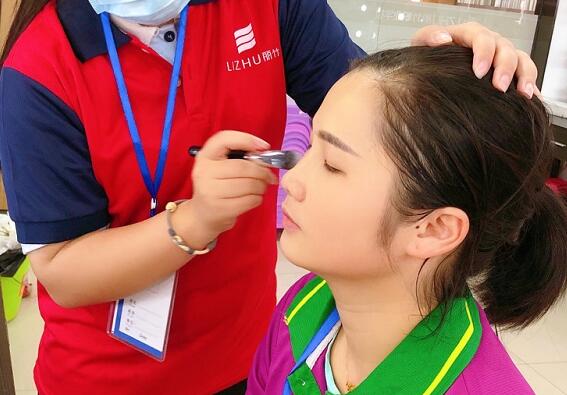 學(xué)刷子涂粉底液教程，知道廣西化妝學(xué)校哪家專業(yè)