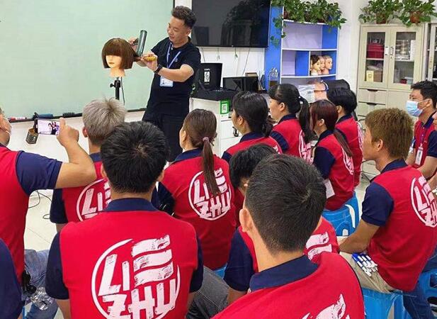 怎么剪平劉海？南寧專業(yè)美發(fā)學校課堂實操