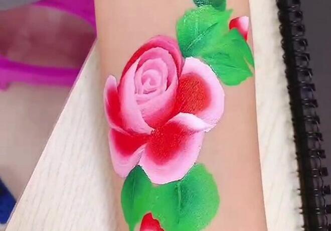 人體3D彩繪無痛紋身，實(shí)力演繹南寧美甲學(xué)校哪家技術(shù)好