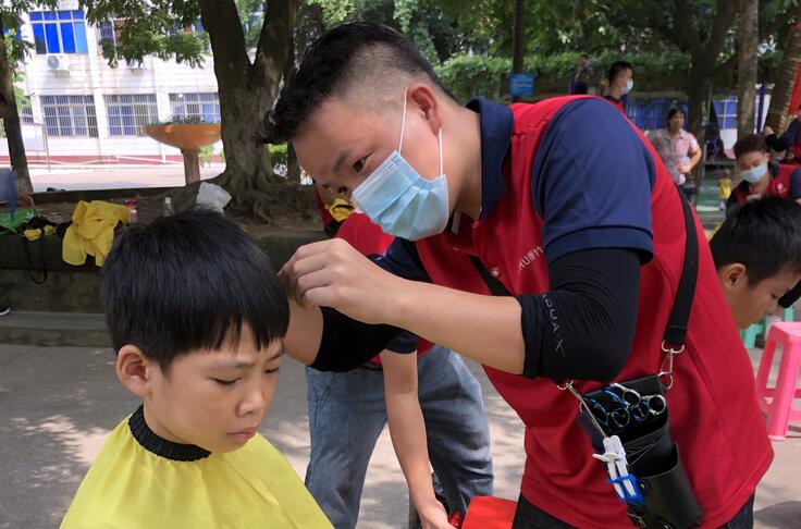 以社區(qū)義務剪發(fā)的方式，祝老師們教師節(jié)快樂