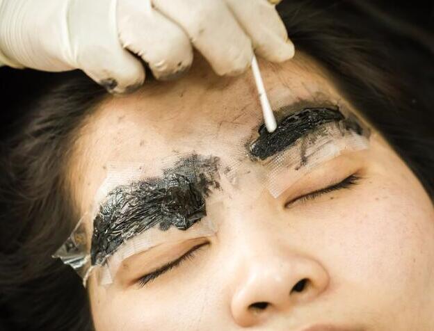 紋眉褪色如何補救？廣西學(xué)紋繡的學(xué)校幫你解決