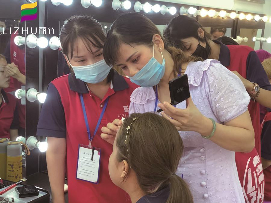 秋季化妝起皮怎么辦？廣西彩妝造型學(xué)校幫你想辦法