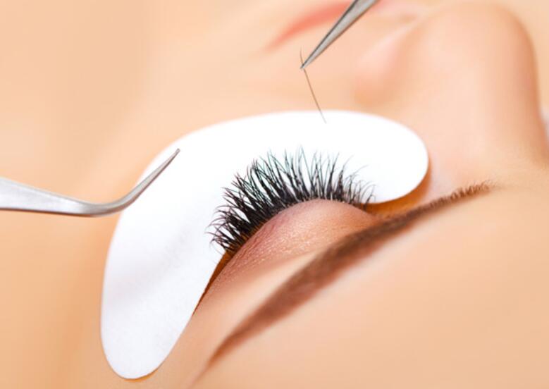 接睫毛如何防止過(guò)敏？南寧美甲美睫培訓(xùn)班告訴你