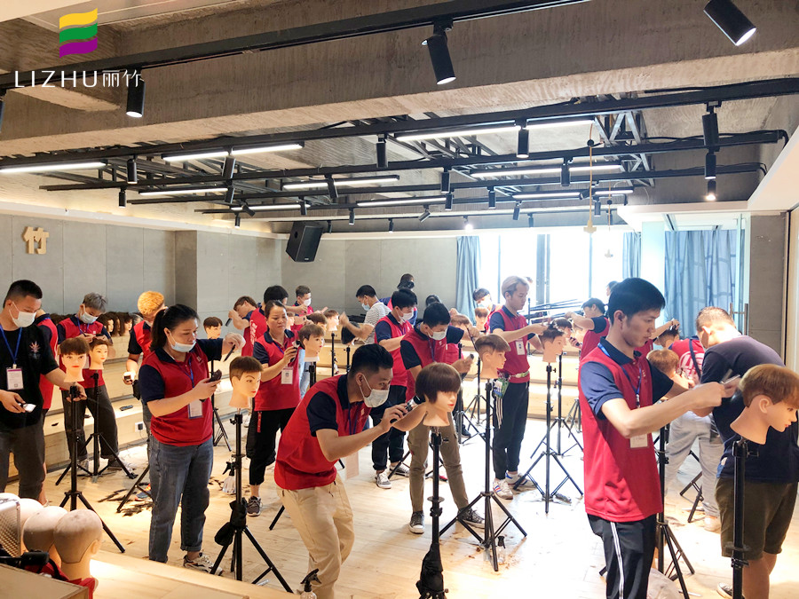 男發(fā)剪裁班課堂，證明南寧美發(fā)學校哪家專業(yè)