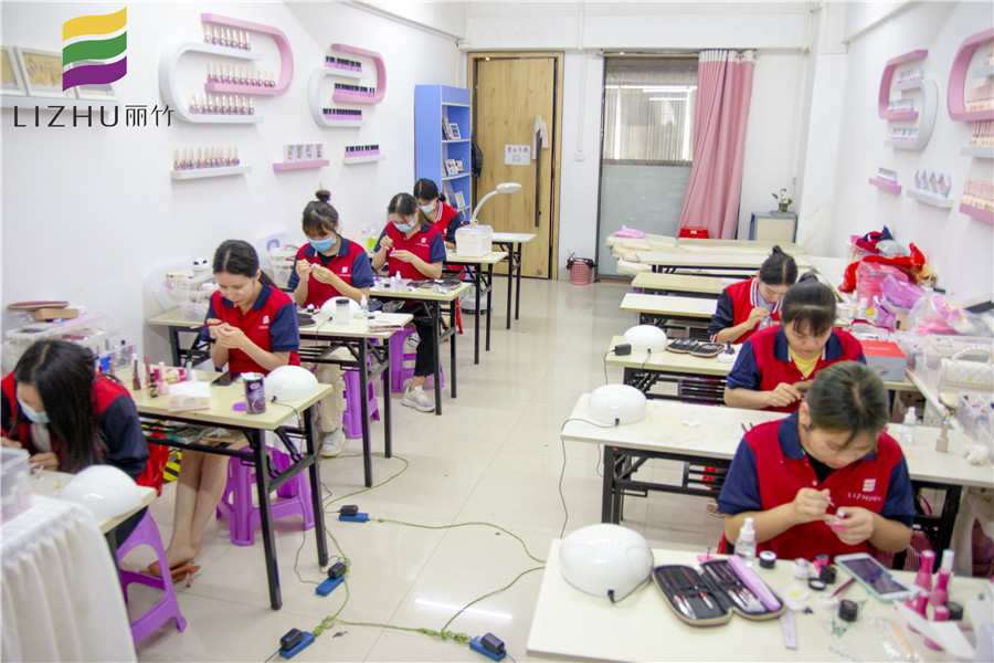 直擊南寧專業(yè)美甲學(xué)校課堂實況