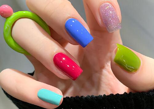廣西美甲培訓(xùn)機構(gòu)推薦：清新跳色美甲