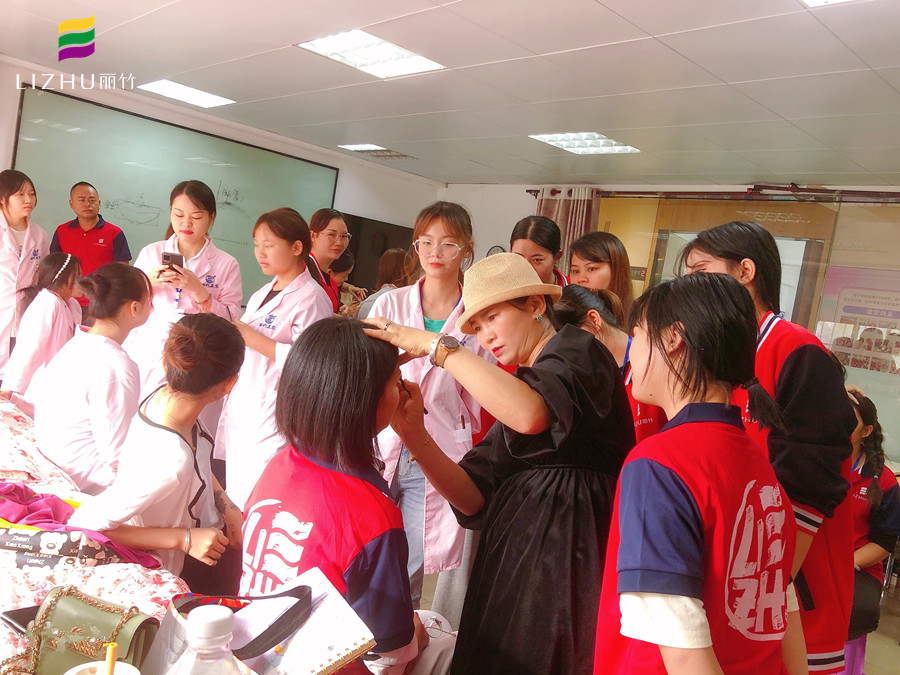 “一分鐘畫眉”，廣西紋繡培訓(xùn)班正在示范