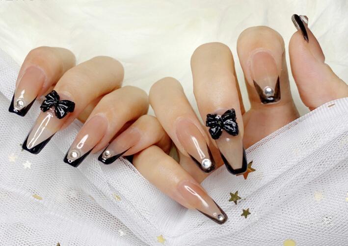 法式蝴蝶結(jié)美甲，用作品展現(xiàn)南寧美甲學(xué)校哪家有實(shí)力