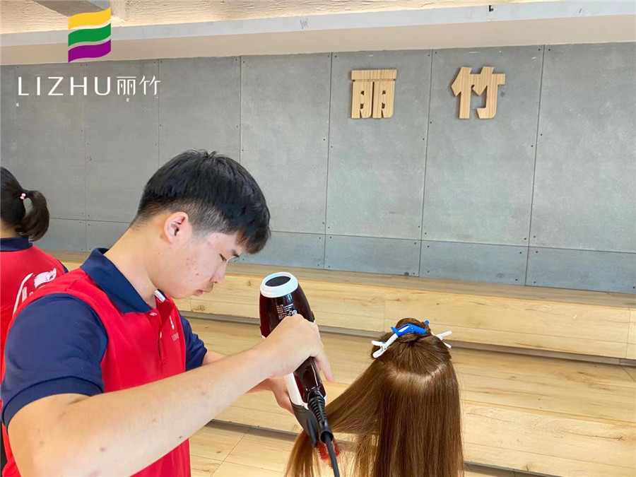 吹風(fēng)造型注意事項(xiàng)，南寧美發(fā)職業(yè)培訓(xùn)學(xué)校培訓(xùn)課程