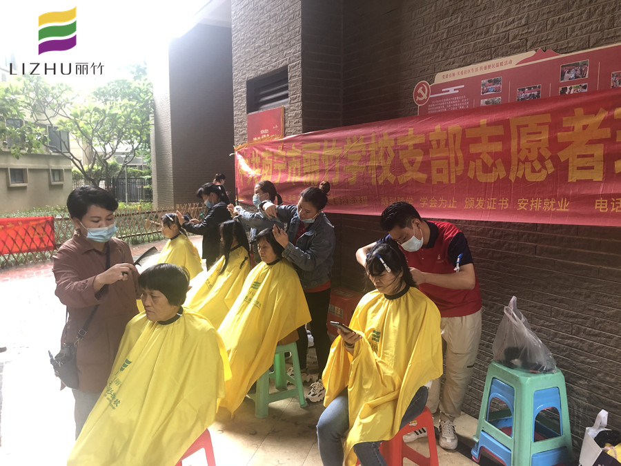 社區(qū)義剪暖人心！傳遞廣西專業(yè)美發(fā)學校正能量