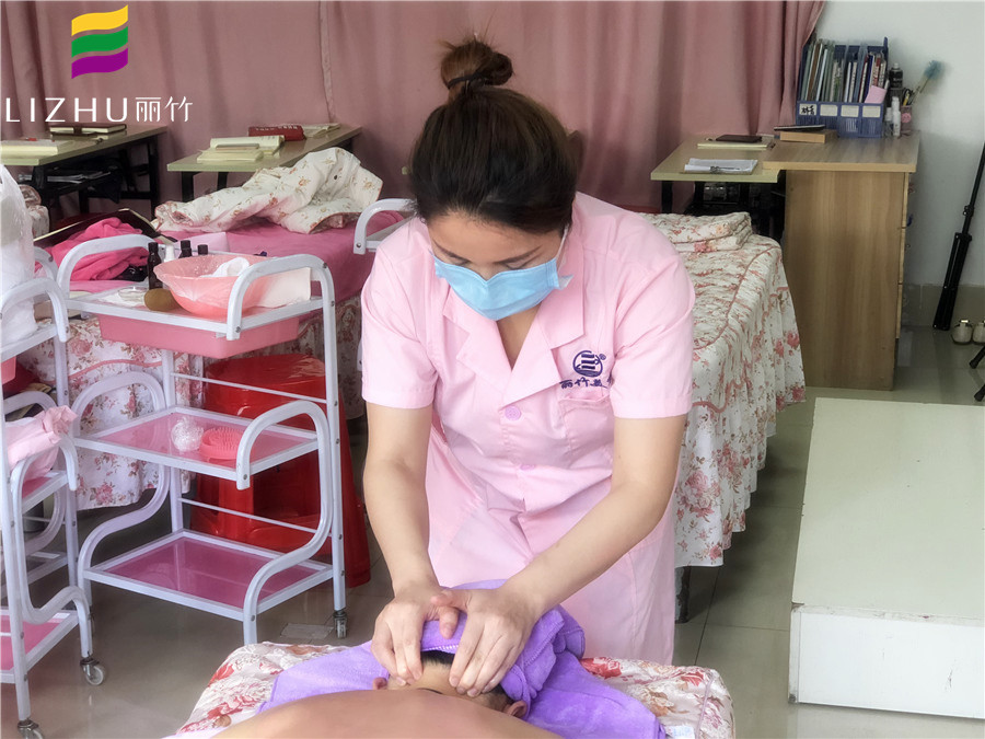 美容學(xué)子感言：這就是為人師表該有的樣子！