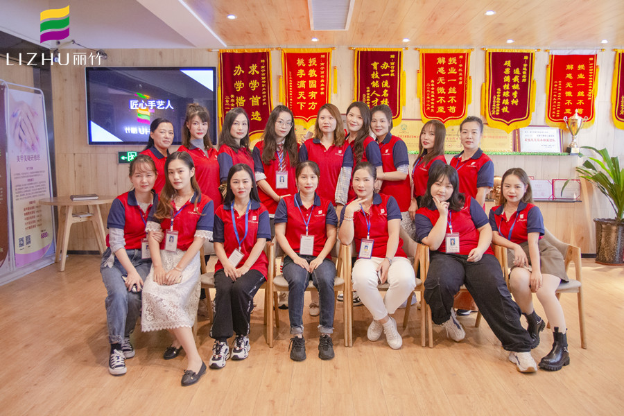 滿滿的畢業(yè)祝福，送給廣西專業(yè)化妝培訓(xùn)學(xué)校