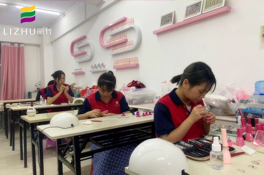 南寧專業(yè)美甲學(xué)校，教你專業(yè)美甲技術(shù)