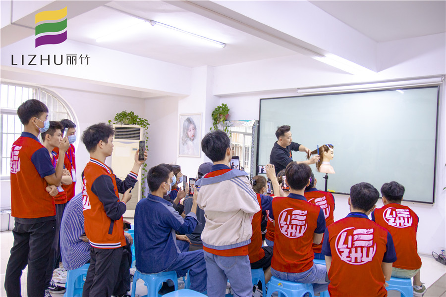 鎖骨發(fā)修剪技巧，南寧教理發(fā)的學校分享