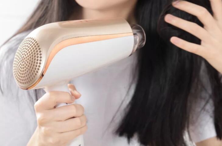 吹風(fēng)機(jī)吹發(fā)型的技巧，廣西培訓(xùn)美發(fā)學(xué)校教你