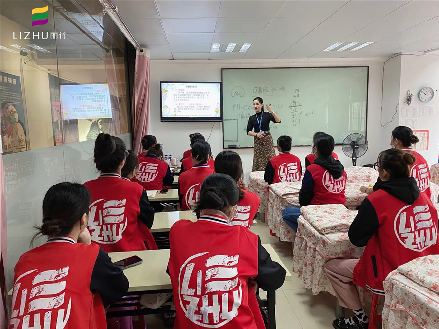 廣西專(zhuān)業(yè)美容學(xué)校：美容班里的化妝學(xué)員