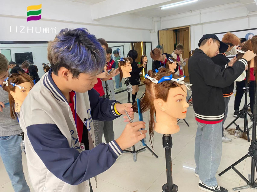 廣西學(xué)剪發(fā)：認(rèn)識三角形堆積修剪