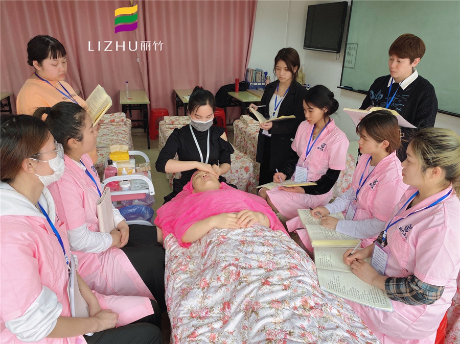 南寧美發(fā)學校排行榜：做頭療的注意事項