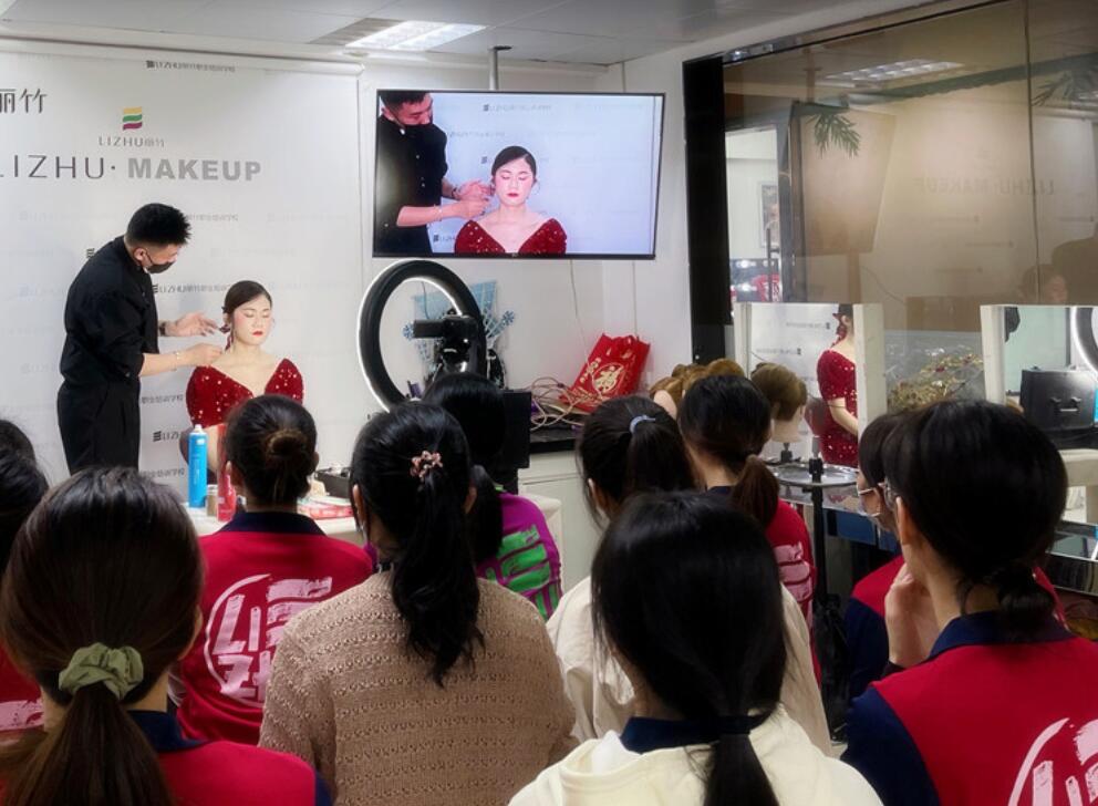 麗竹彩妝學(xué)校上演“換臉術(shù)”，展現(xiàn)南寧學(xué)彩妝哪家技術(shù)強(qiáng)