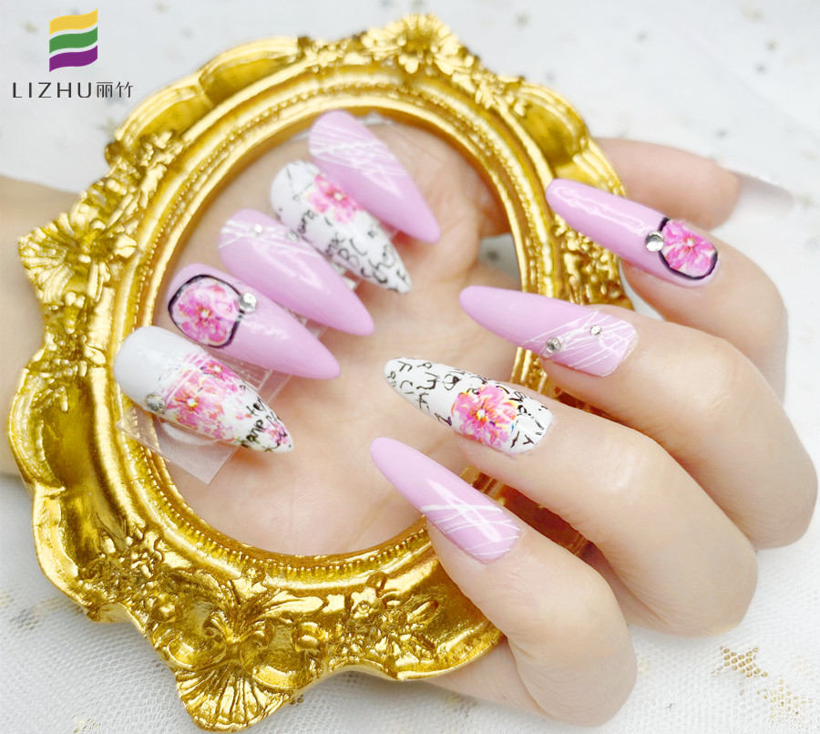 粉色少女風(fēng)彩繪美甲，實(shí)力證明南寧美甲學(xué)校哪家?guī)熧Y強(qiáng)