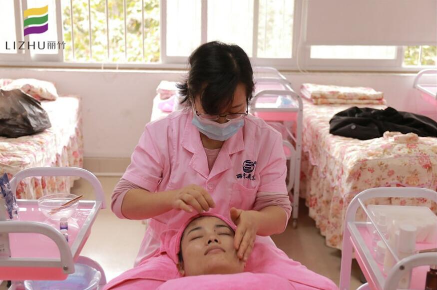 美容師不告訴你的皮膚護理小技巧，麗竹美容學校幫你找到啦