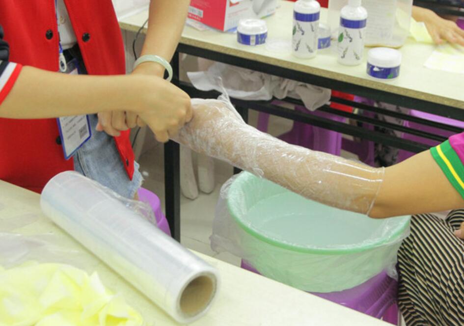 冬天手裂口子應該怎么辦？廣西教美容護膚的學校找妙招