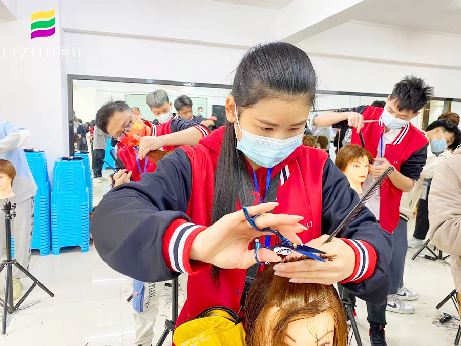 剪刀手法頭模練習(xí)，在廣西專業(yè)美發(fā)學(xué)校進(jìn)行