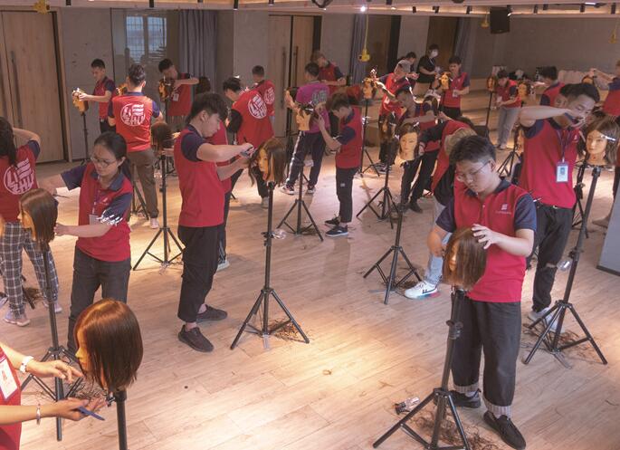 美發(fā)實(shí)操剪發(fā)常用手法，南寧美發(fā)基礎(chǔ)班學(xué)員正在練習(xí)