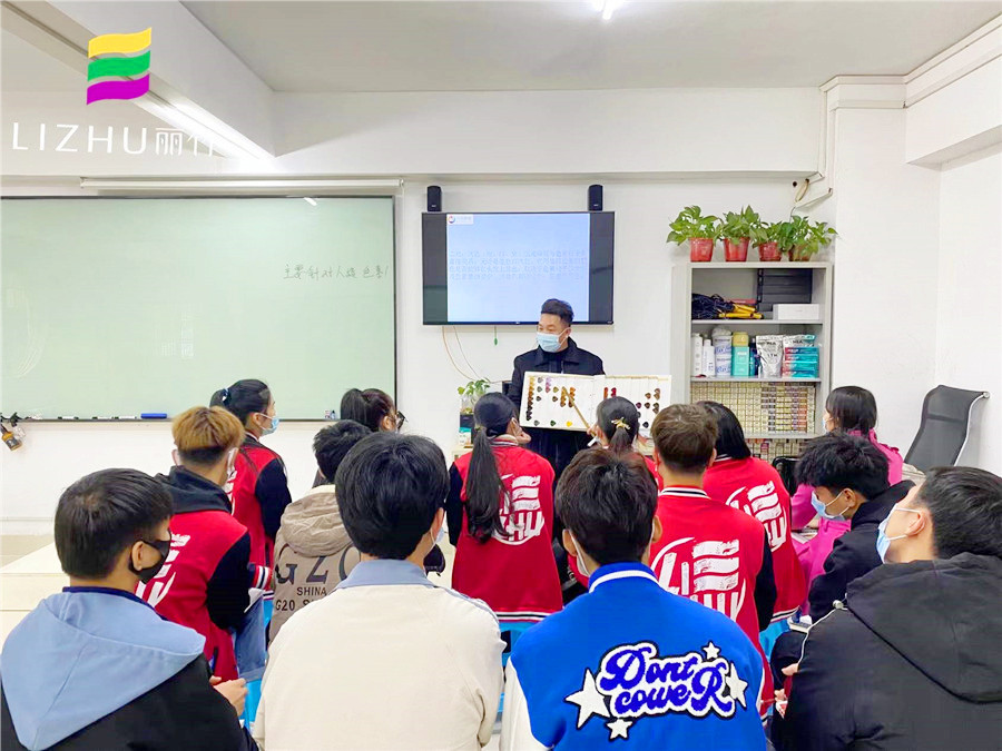 南寧哪里可以學染發(fā)？來麗竹學校魔幻色彩班