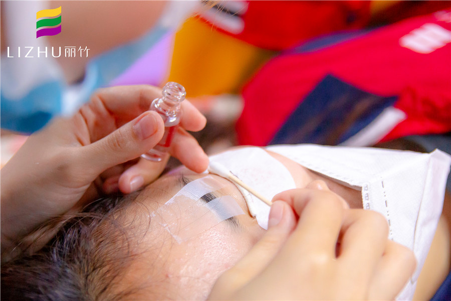 燙睫毛的方法是什么？南寧美睫培訓班實操會給你看