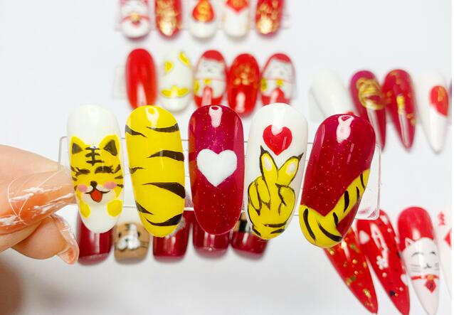 彩繪招財貓美甲，南寧美甲學?？钍酵扑]