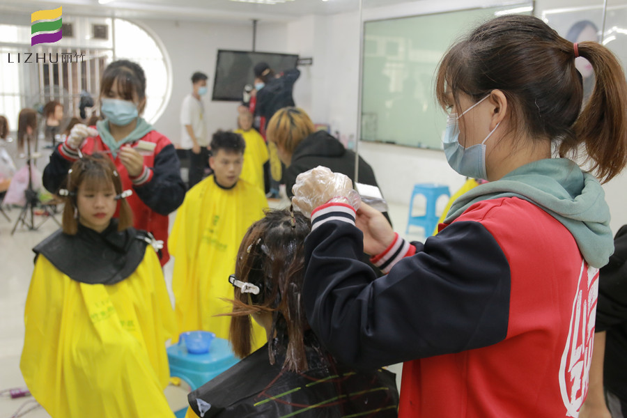 南寧燙染技術(shù)可以去哪里進(jìn)修？麗竹燙染培訓(xùn)班歡迎你