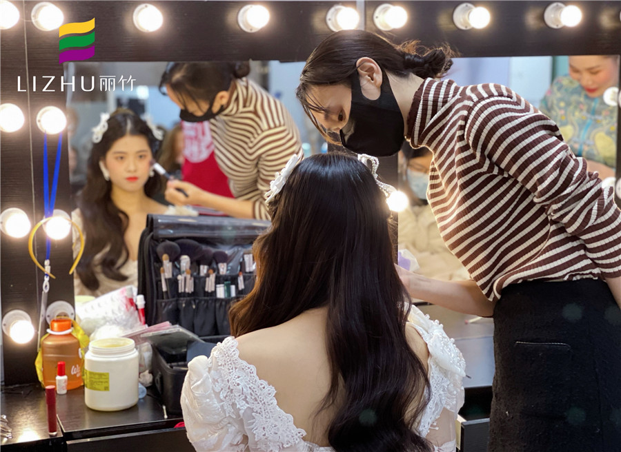 披發(fā)新娘妝容造型，南寧彩妝師培訓班學員作品