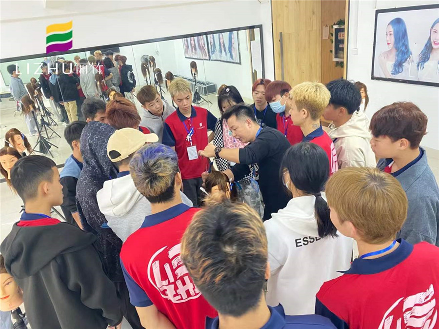 美發(fā)圓形層次修學(xué)習(xí)，廣西正規(guī)美發(fā)培訓(xùn)機(jī)構(gòu)學(xué)習(xí)