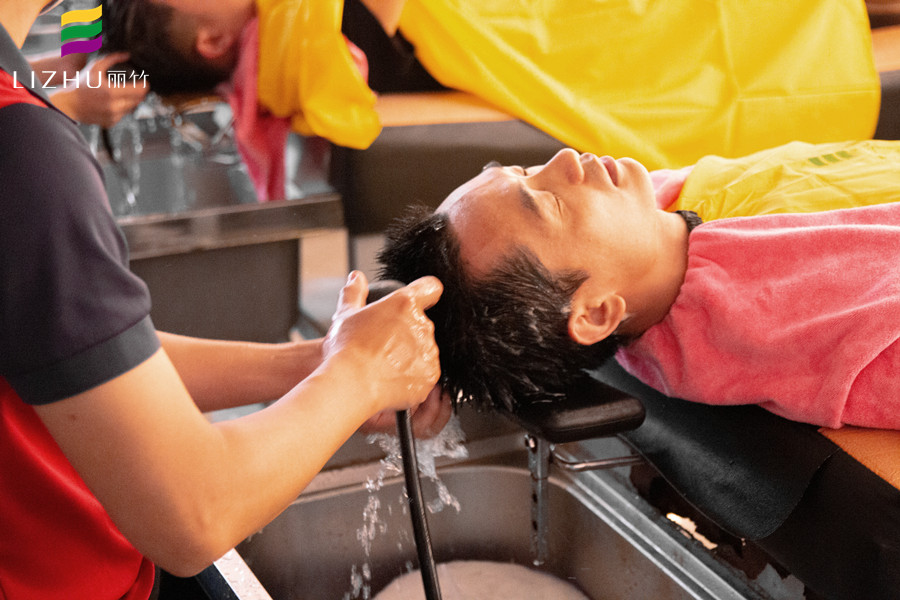 各種發(fā)質(zhì)的護(hù)理方法 | 廣西麗竹美發(fā)學(xué)校課程內(nèi)容