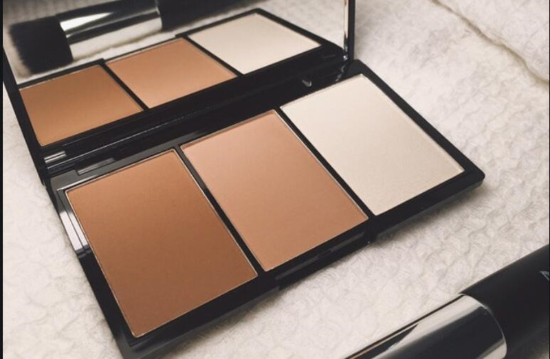 修容粉餅使用教程，廣西化妝基礎(chǔ)班教你