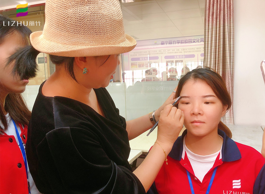 眉毛發(fā)癢怎么辦？廣西紋繡培訓(xùn)哪里資質(zhì)高