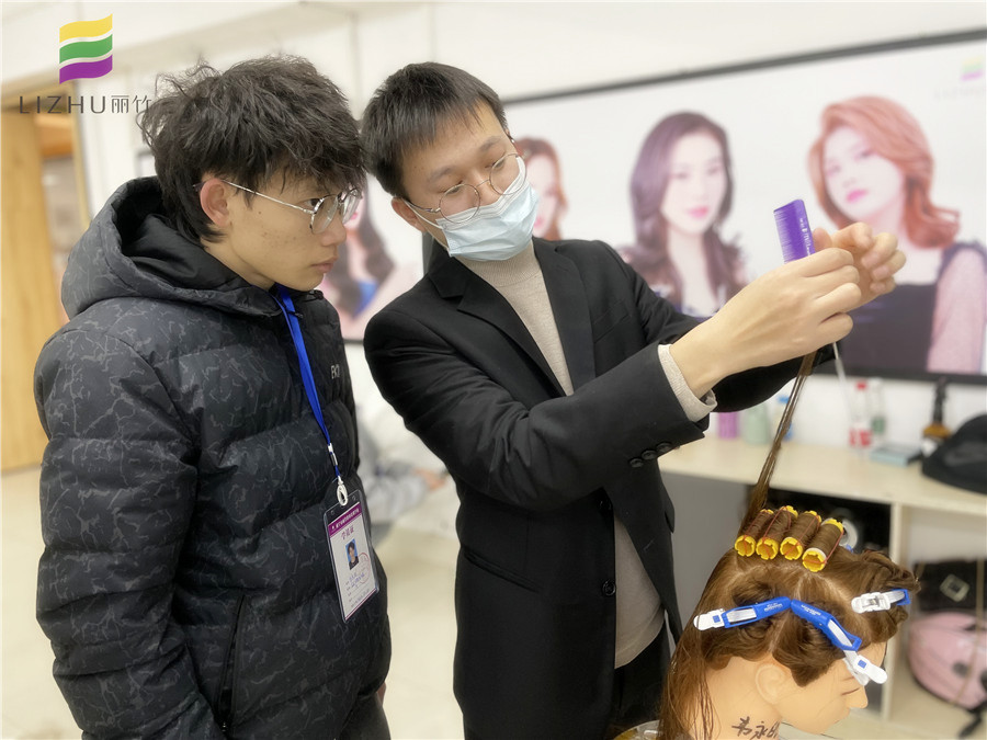 美發(fā)初學(xué)者如何練習(xí)上杠？廣西專業(yè)教燙染的學(xué)校教你