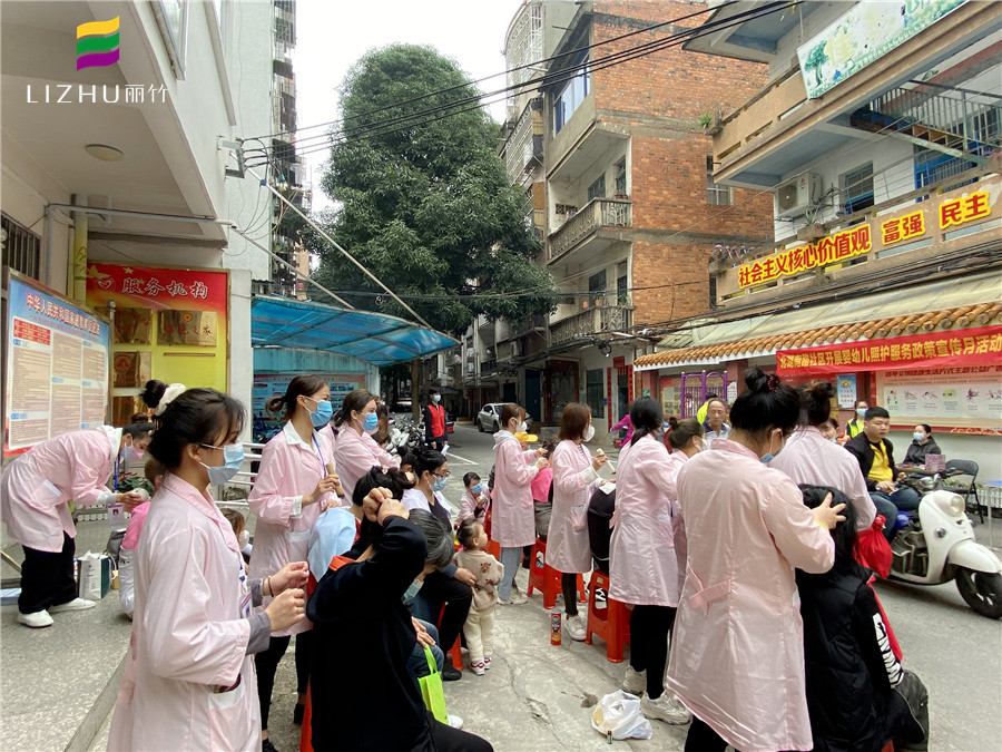 麗竹學(xué)校支部開(kāi)展美容實(shí)踐“學(xué)雷鋒”活動(dòng)