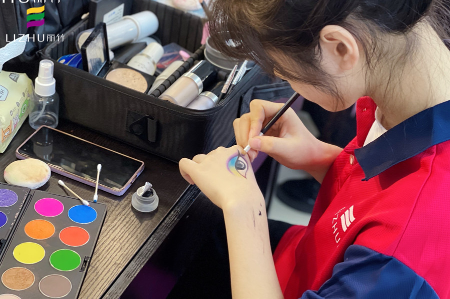 為什么要在手上練習(xí)化妝？南寧化妝知識(shí)問(wèn)答